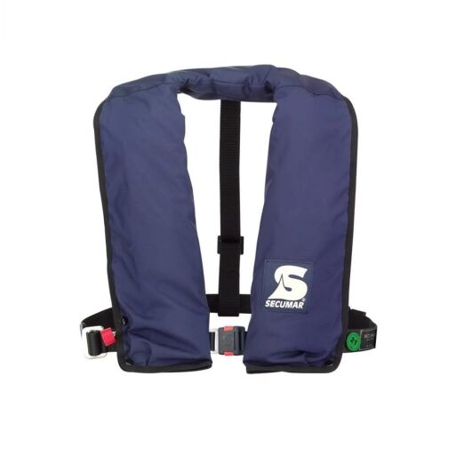 Die Secumar | Rettungsweste Golf 150 ist eine schicke aufblasbare Rettungsweste in Blau mit schwarzen Riemen und weißem Logo. Sie verfügt über verstellbare Schnallen für einen festen Sitz und eine rote Aufreißlasche zum einfachen Aufblasen. So ist Sicherheit gewährleistet, ohne auf Komfort zu verzichten. | Schäffeler Wassersport
