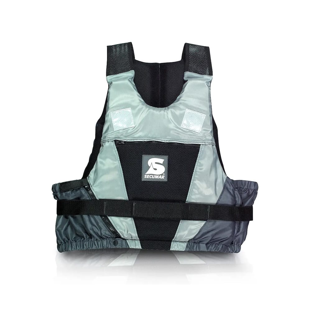 Die Rettungsweste Secumar Schwimmweste Jump verfügt über ein elegantes grau-schwarzes Design, ein auffälliges Logo auf der Vorderseite und verstellbare Riemen. | Schäffeler Wassersport