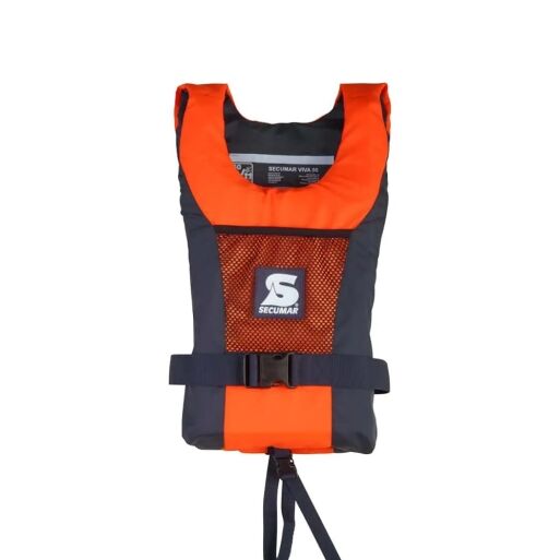 Eine orange-schwarze Rettungsweste Secumar | Schwimmweste Vivo 50 zeigt auf der Vorderseite ein großes Secumar-Logo, verfügt über einen vorderen Schnallenriemen und eine Netztasche sowie Marken- und Modelldetails auf dem Innenetikett. | Schäffeler Wassersport