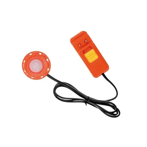 Das Secumar Notlicht Seculux Led-II verfügt über einen runden orangefarbenen Knopfschalter, der über ein Kabel mit einer rechteckigen Steuerung mit zwei gelben „AUTO“-Tasten verbunden ist und das kompakte Kunststoffdesign und das elegante schwarze Kabel von Secumar zur Schau stellt. | Schäffeler Wassersport