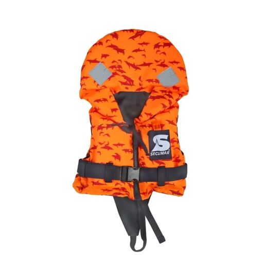 Die Secumar Schwimmweste Bravo Print ist eine orangefarbene Schwimmweste für Kinder mit roten Hai-Silhouetten, einer Kapuze, schwarzem Riemen und Schnalle sowie einem sicheren schwarzen Schrittgurt für Wasserabenteuer. | Schäffeler Wassersport