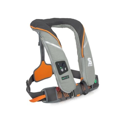 Die Secumar | Rettungsweste Survival 220 besticht durch ein schickes grau-oranges Design mit Reflektorstreifen, verstellbarem schwarzen Riemen und Schnallen sowie einem Bedienfeld an der Seite. Das Markenlogo auf der Vorderseite unterstreicht den modernen Look. | Schäffeler Wassersport