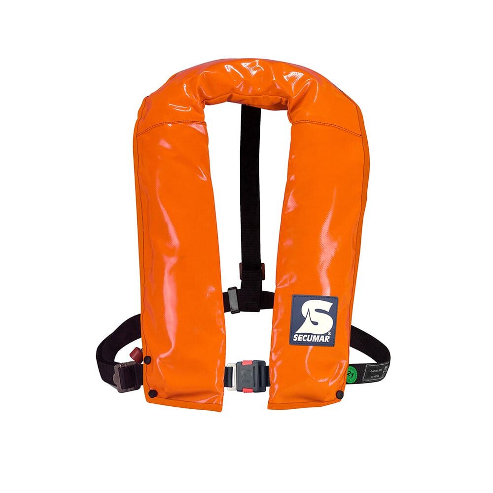 Die Rettungsweste Secumar Rettungsweste Golf 150 SPR besticht durch eine leuchtend orange Farbe mit glänzender Oberfläche, ergänzt durch schwarze Riemen und eine robuste Schnalle. Auf dem Frontaufnäher ist der Markenname deutlich zu erkennen. | Schäffeler Wassersport