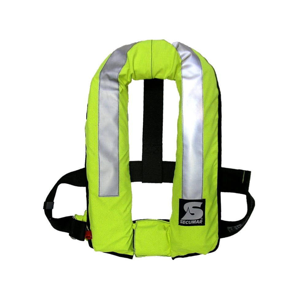 Die Secumar Rettungsweste Golf 275 FR AC ist leuchtend gelb mit reflektierenden grauen Streifen auf der Vorderseite. Sie verfügt über verstellbare schwarze Riemen und ein Logo mit einem „S“ unten rechts und vereint Sicherheit und Stil für Wasseraktivitäten. | Schäffeler Wassersport