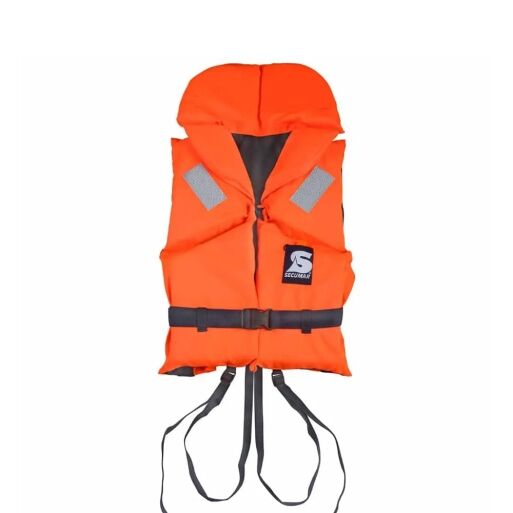 Die Secumar | Schwimmweste Bravo ist eine orange Schwimmweste mit reflektierenden Schulterstreifen, eleganten schwarzen Riemen und einem auffälligen Logo auf der Vorderseite, das flach auf weißem Hintergrund zur Geltung kommt. | Schäffeler Wassersport