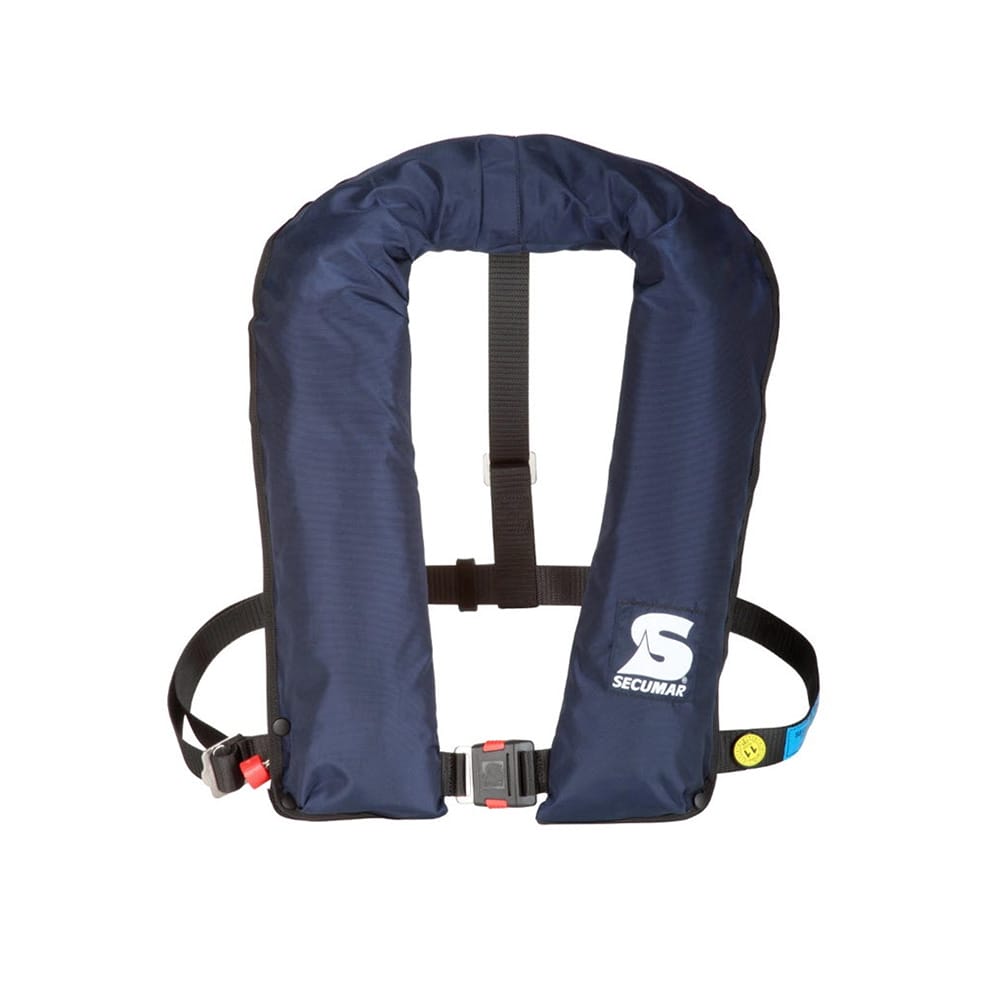 Die Secumar | Rettungsweste Golf 275 ist eine dunkelblaue aufblasbare Rettungsweste mit schwarzem Riemen, Schnalle und stromlinienförmigem Design. Sie trägt das „Secumar“-Logo auf der Unterseite und verfügt über einen roten Aktivierungsgriff für die persönliche Schwimmfähigkeit. | Schäffeler Wassersport